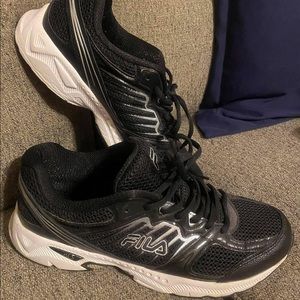 Men’s Fila size 11 tennis shoes.